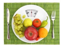 Dia nacional de prevenção da obesidade Prato com alimentos sendo pesados