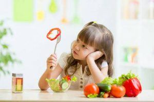 Criança que não quer comer legumes e verduras