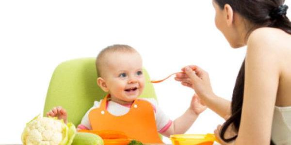 Mãe que sabe como introduzir alimentos para o bebê.