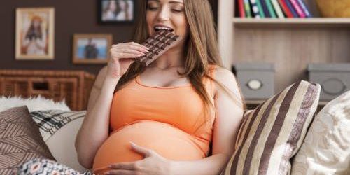 Consumo de chocolates na gestação Grávida comendo chocolate