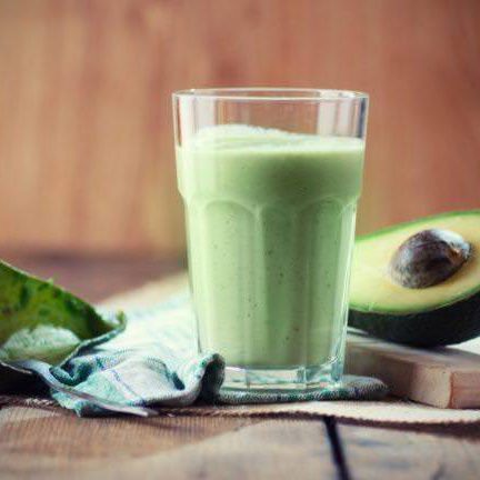 Creme de abacate no copo.