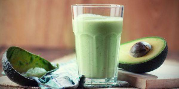 Creme de abacate com iogurte natural Creme de abacate no copo.