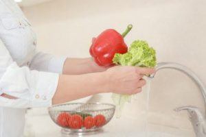 Legumes e verduras sendo higienizados