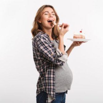 Mulher gestante atendendo aos seus desejos de grávida