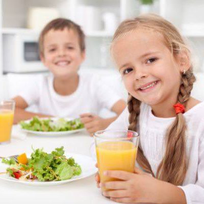 Crianças comendo nutrientes importantes para o desenvolvimento infantil