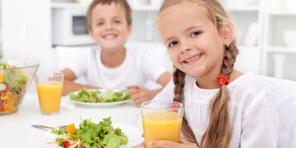 Crianças comendo nutrientes importantes para o desenvolvimento infantil