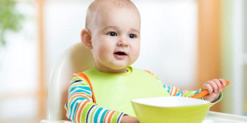 bebê na alimentação complementar, se alimentando