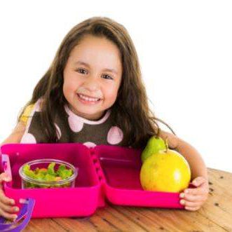 Menina segurando lancheira saudável