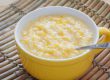 Tigela amarela com mingau de milho