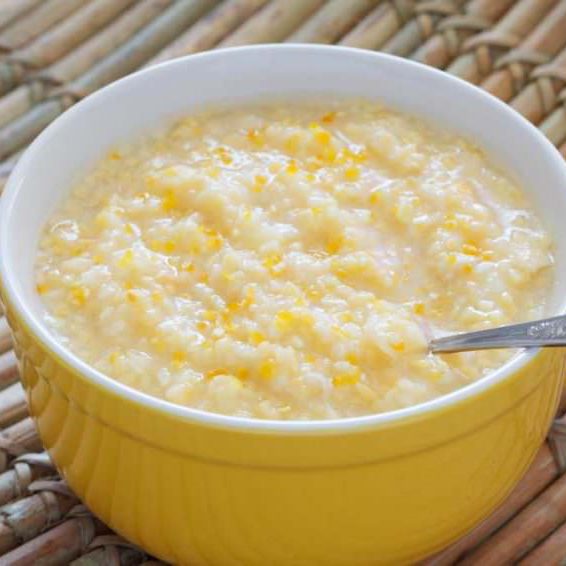 Tigela amarela com mingau de milho