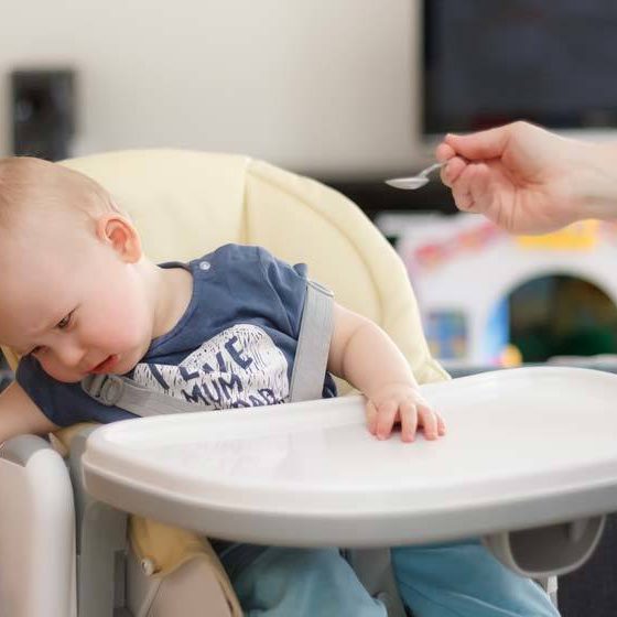 Criança não quer comer.