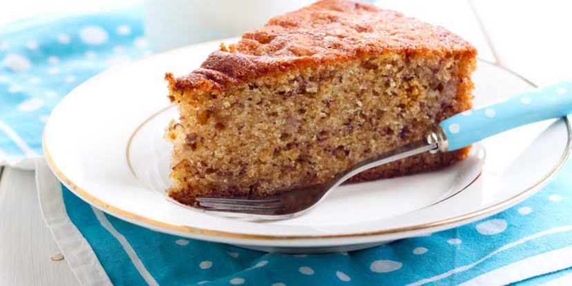 Pedaço de bolo de banana com canela