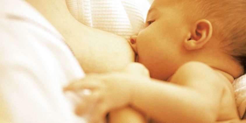 Como-armazenar-leite-materno Mae amamentando seu bebe