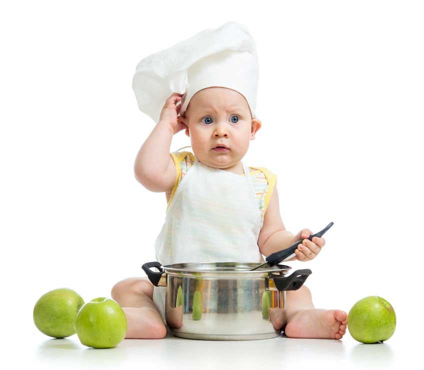 Bebê vestido de chef com dúvida