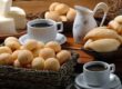 Foto de pão de queijo fit, com cafés
