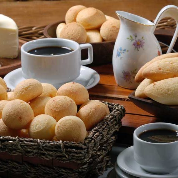 Foto de pão de queijo fit, com cafés