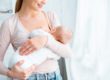 Mulher amamentando um bebê