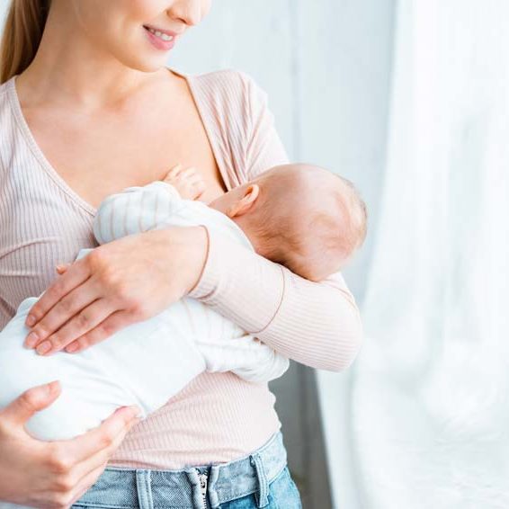Mulher amamentando um bebê