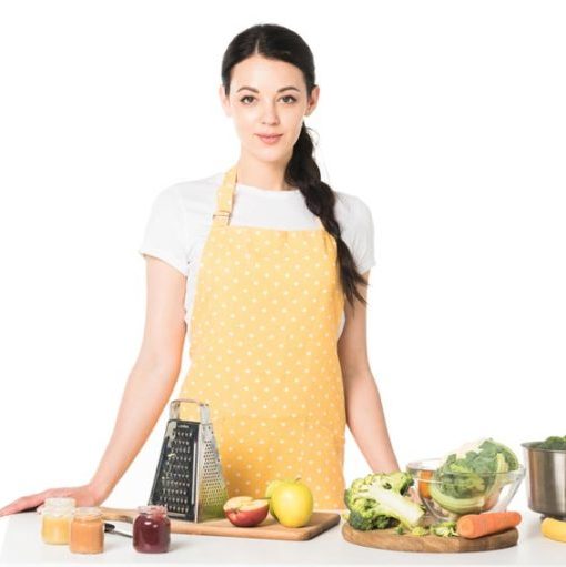 mulher em duvida sobre como temperar a comida do bebê