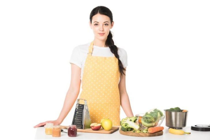 mulher em duvida sobre como temperar a comida do bebê