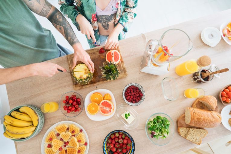 mesa com frutas e alimentos variados, que ajudam a prevenir a diabetes gestacional